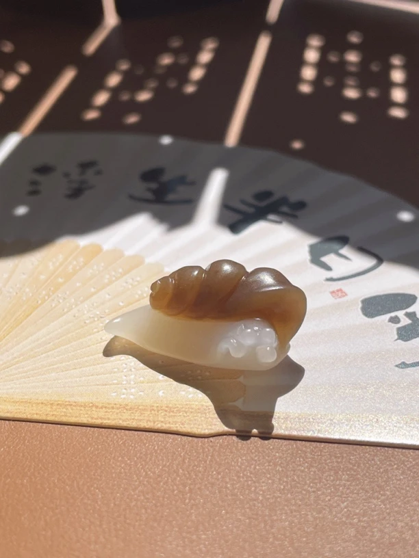 精品新疆和田玉且末糖白蜗牛吊坠挂件 糖白分明 俏色巧雕玉质干净