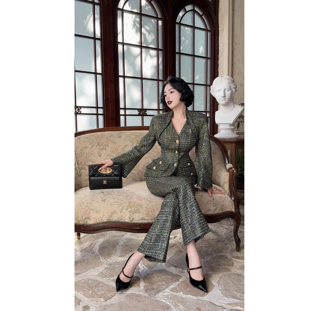 LYXJ【黎斯纳鎏金】秋冬气质粗花设计感显腰套装10882