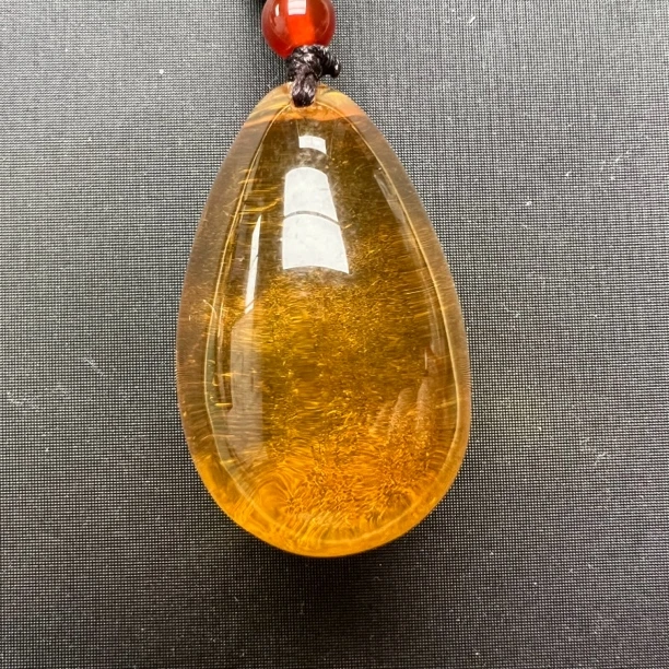 金珀净水琥珀吊坠琥珀蜜蜡吊坠饱满蛋面琥珀吊坠水滴型琥珀吊坠