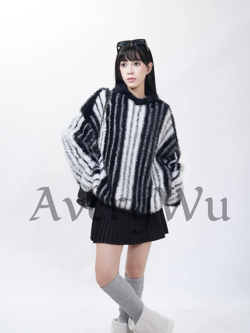 老吴衣橱【西区杂志】设计感撞色条纹圆领毛衣女秋冬宽松针织衫C606