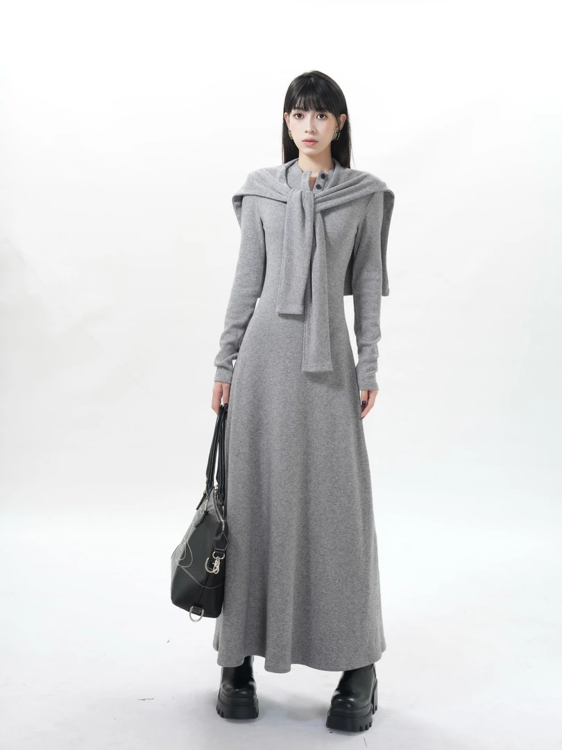 老吴的衣橱【理想冬日】加厚螺纹坑条垫肩连衣裙女秋冬带披肩Q110