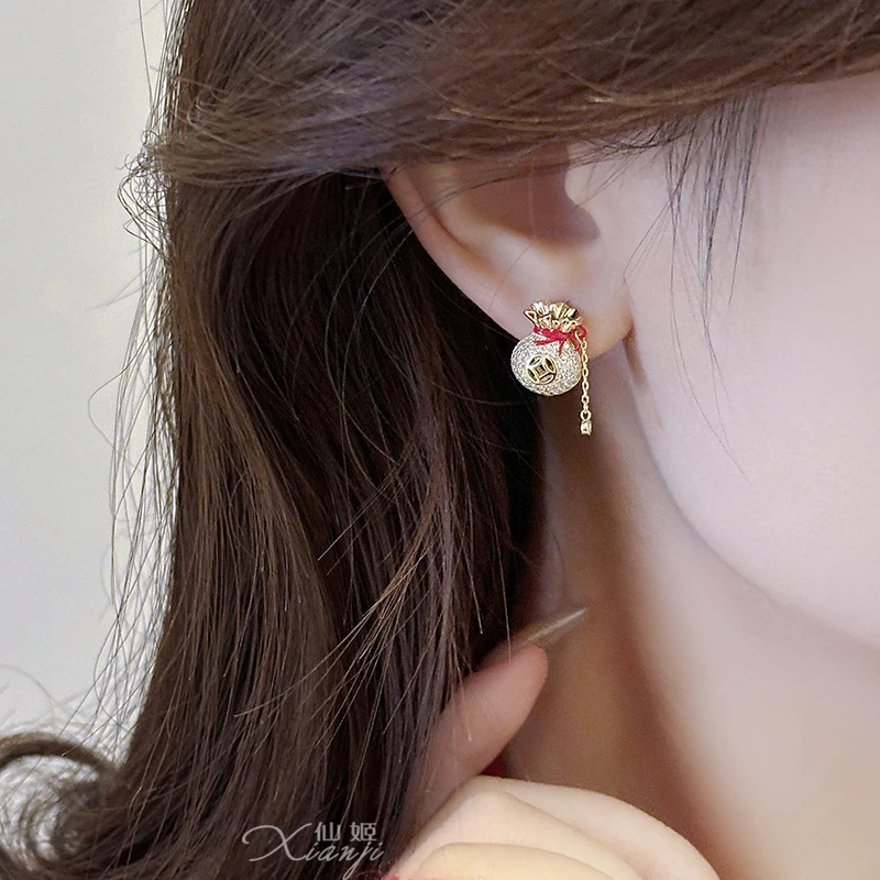 铜合金耳饰 13929 中国风精致喜庆福袋流苏耳钉百搭小巧国潮耳饰