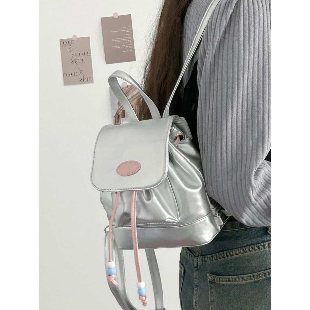 小众银色双肩包包女2024新款外出小背包休闲大学生小书包旅游百搭