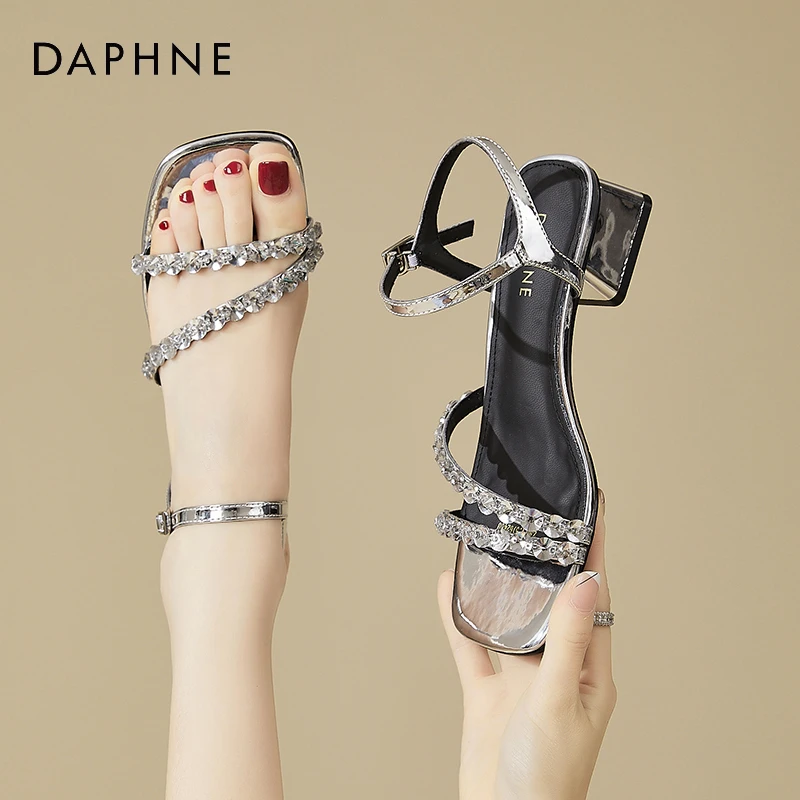 达芙妮品牌水钻法式凉鞋女夏季仙女风一字带露趾粗跟气质外穿女鞋