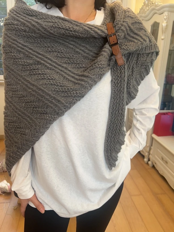 2024网红新款披风保暖皮扣三角披肩春秋百搭针织外搭斜纹斗篷