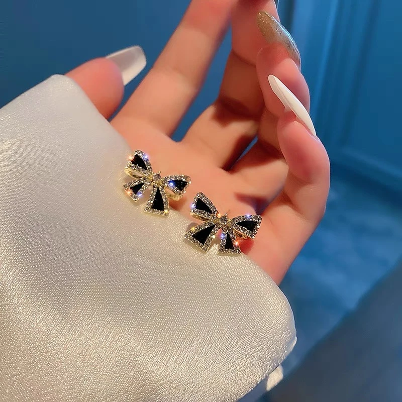 铜合金耳饰 时尚黑色小蝴蝶结耳钉女小巧精致耳饰轻奢气质耳环ins