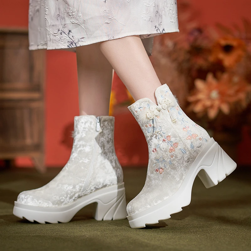 复古风汉服鞋秋冬季绣花鞋女白色舞蹈民族风中式短靴短筒靴厚底