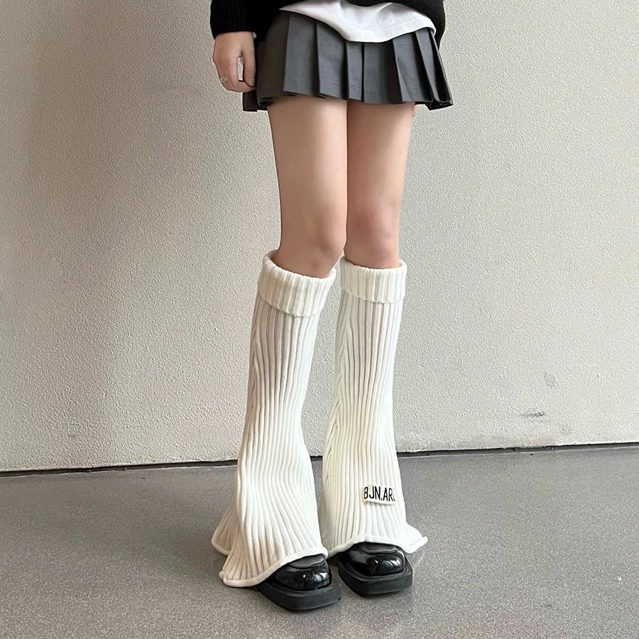 米白色字母订标款喇叭阔腿腿套千禧年辣妹风针织小腿袜套jk