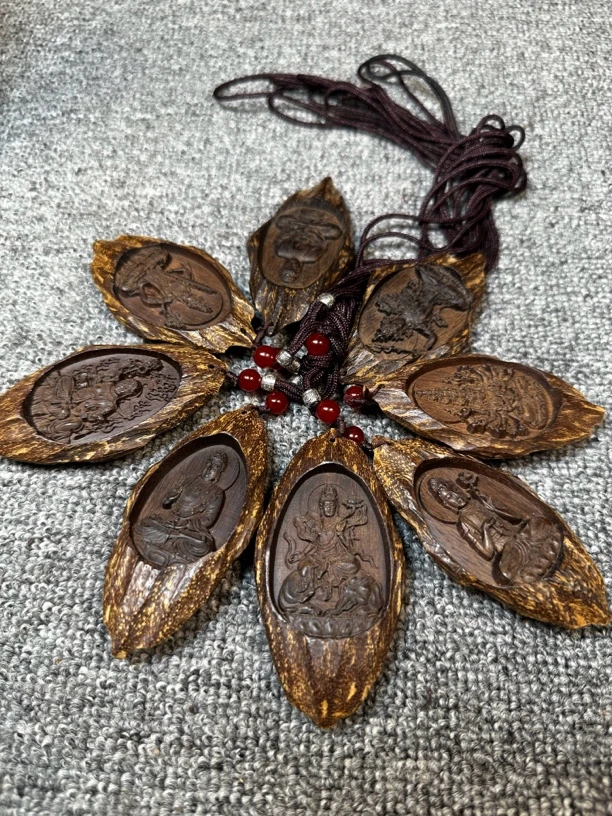 八大牌 吊坠手把原木雕刻工艺木雕把玩件长6厘米