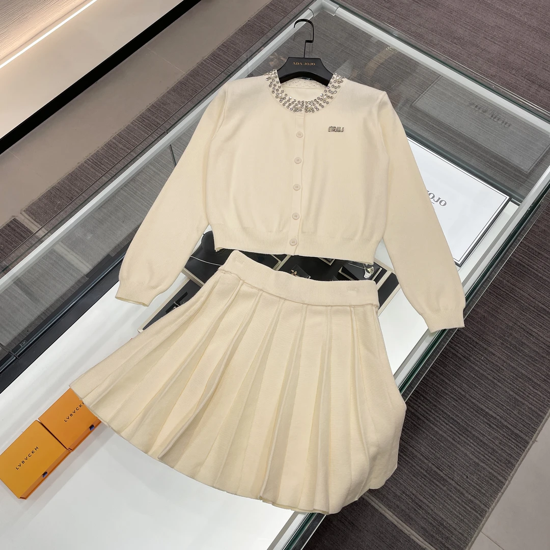 MIUMEM现货早秋对版工艺减龄重工水钻长袖针织套装DY2180