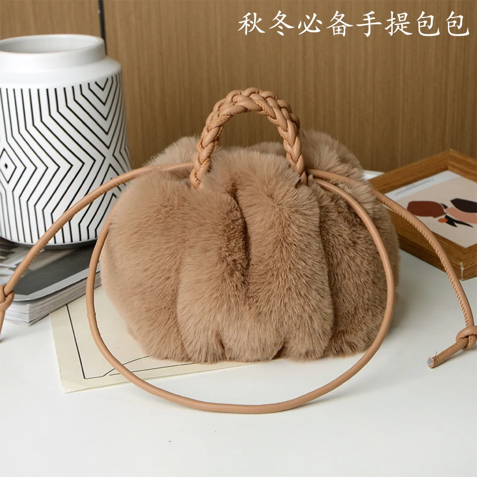 编织手提斜挎毛毛包女新款褶皱云朵包高级毛绒包包百搭南瓜小包