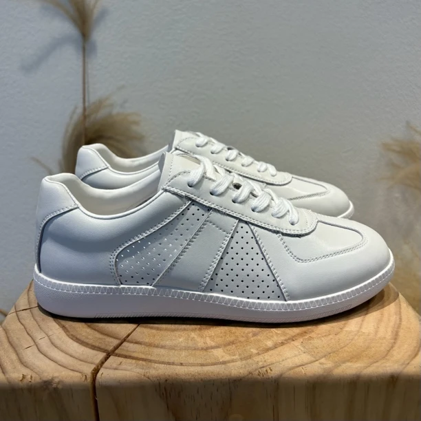 TAAIRXTO德训鞋男2024夏季新款平底休闲打孔透气小白鞋百搭男鞋