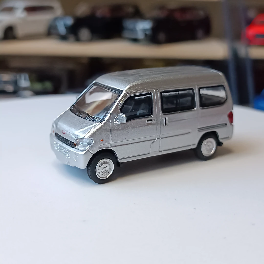 1/64合金车模五菱之光面包车五菱荣光铁底胶胎避震滑行摆件