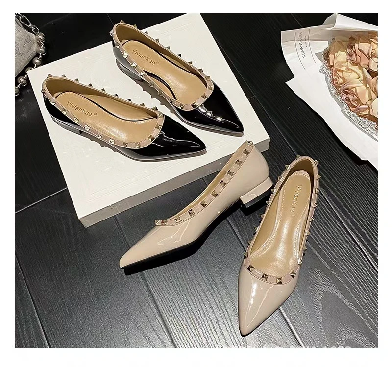 法式复古尖头铆钉单鞋女2025秋季新款经典款百搭通勤舒适浅口粗跟