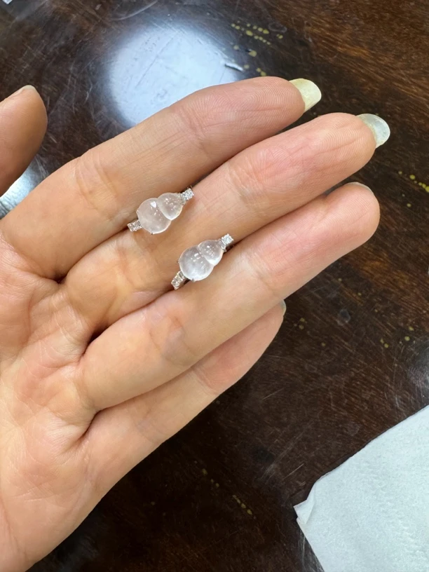 玻璃种翡翠耳扣，白冰葫芦