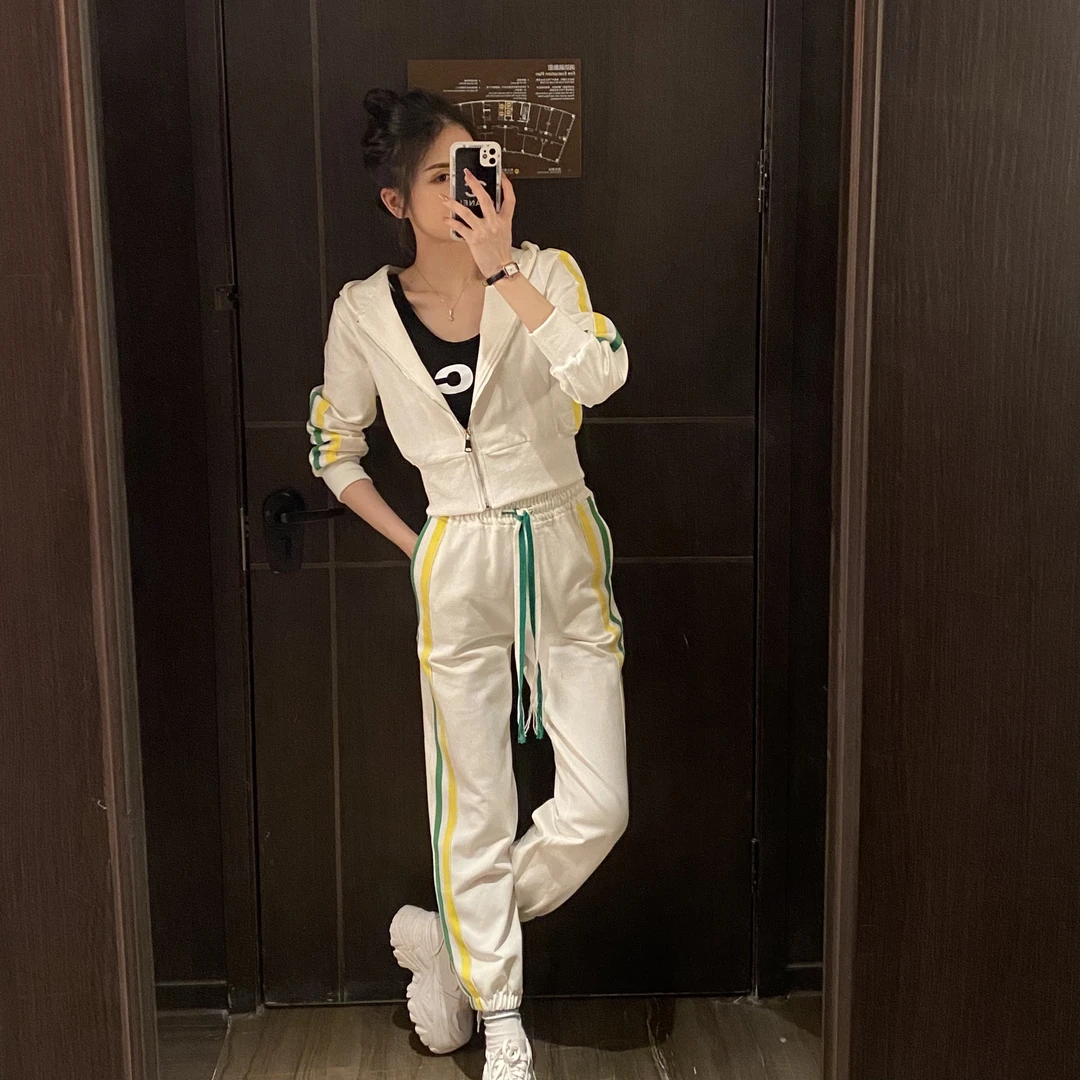 三色彩条边休闲套装.