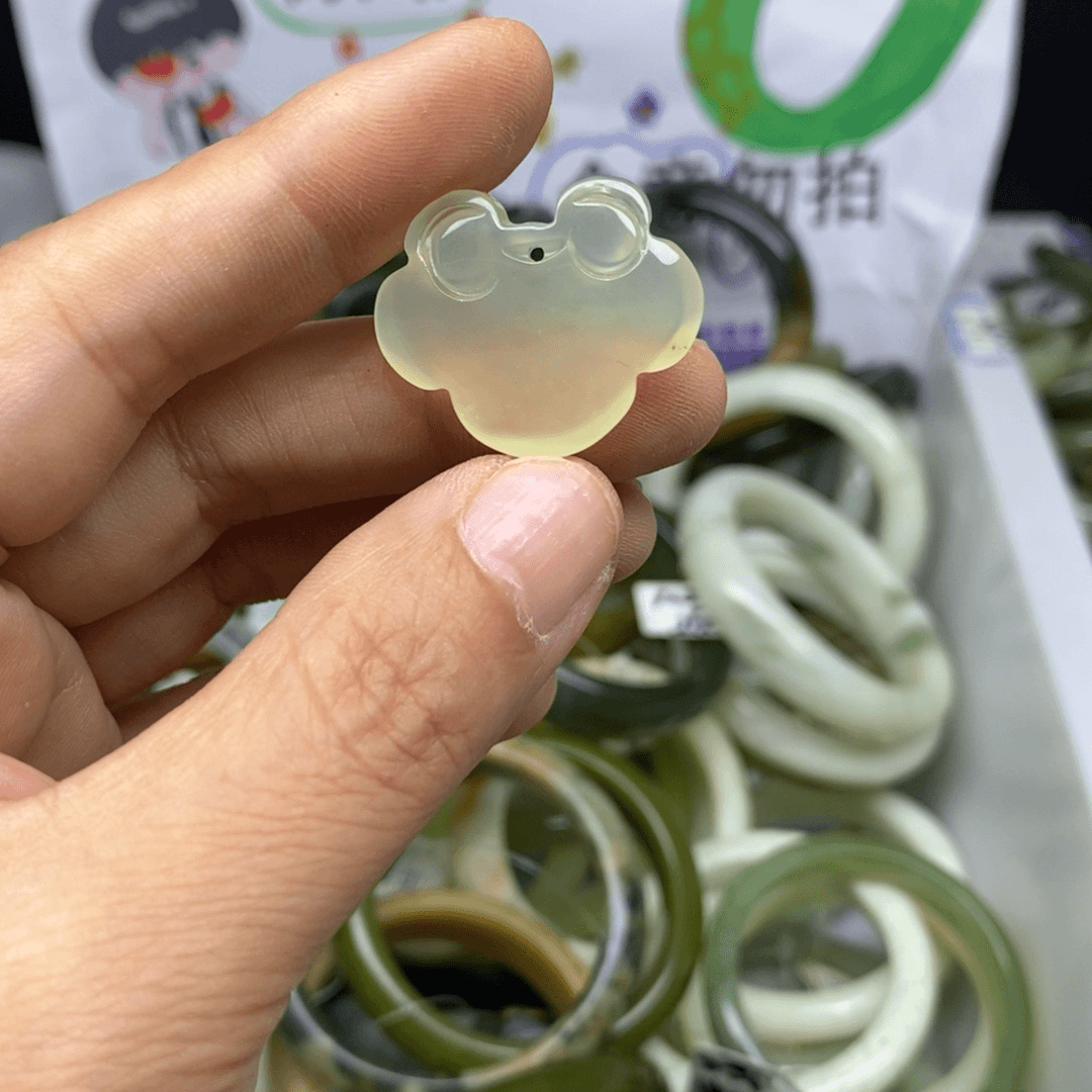 蛇纹石玉颈饰未镶嵌