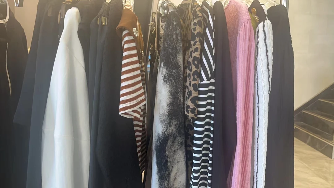 随机送衣服一件