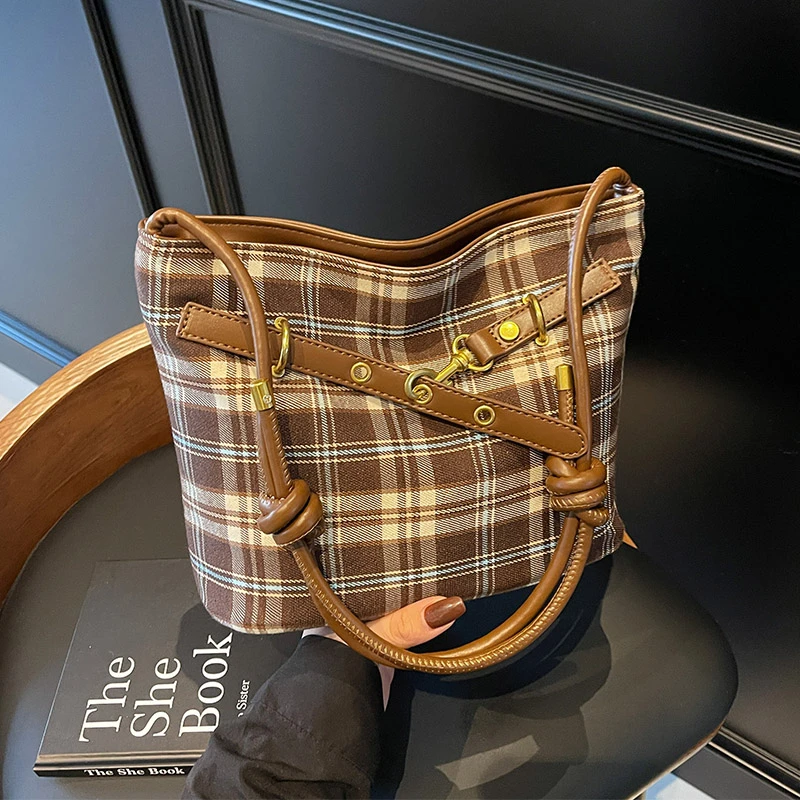 艾米兔女包2024新款小众撞色格纹设计洋气休闲简约单肩斜挎水桶包