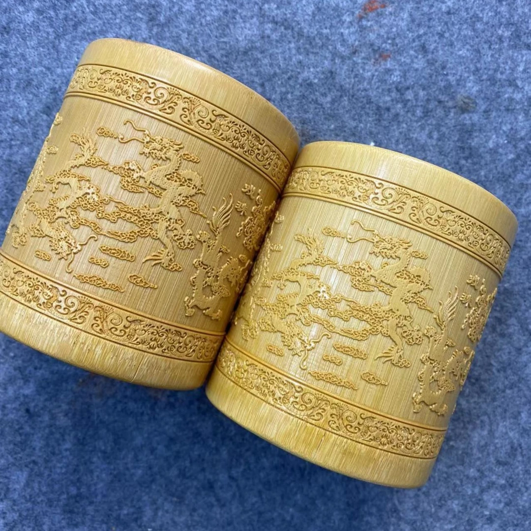 两个竹笔筒，天然竹成型雕花笔筒