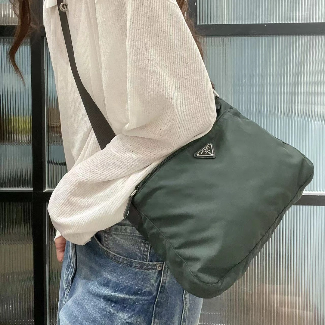 95新 Prada/普拉达 EIL0739 墨绿色尼龙单肩斜挎包