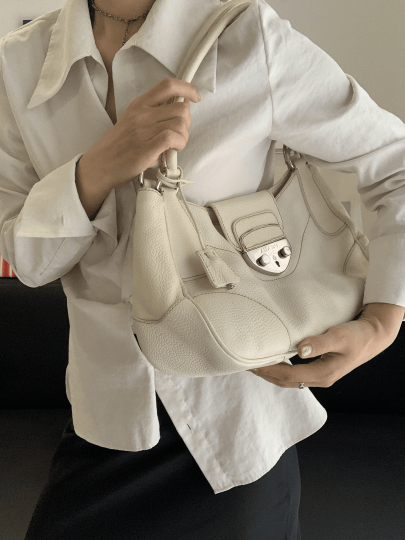 95新 Prada/普拉达 0白色银扣机车单肩包