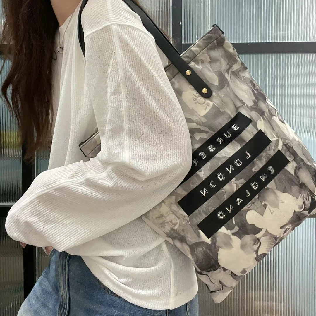 95新 BURBERRY/博柏利 1EK709 人群琴谱腋下托特包