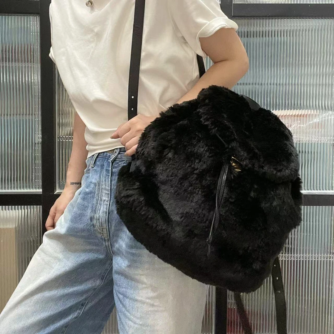 95新 Prada/普拉达 090844 黑色毛绒双肩包
