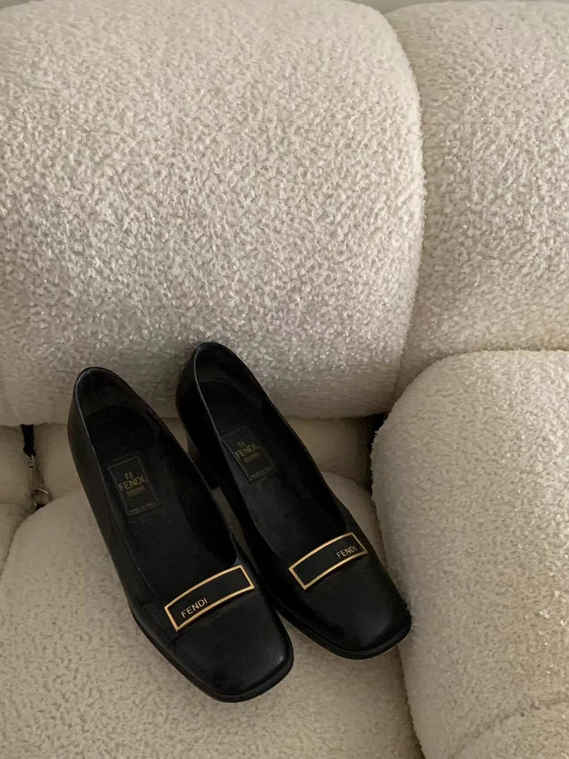 95新 FENDI/芬迪 0黑色金扣小跟鞋单鞋