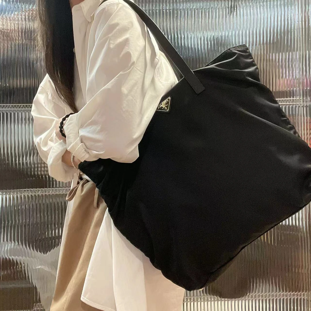 95新 Prada/普拉达 2FQ509 黑色降落伞单肩包