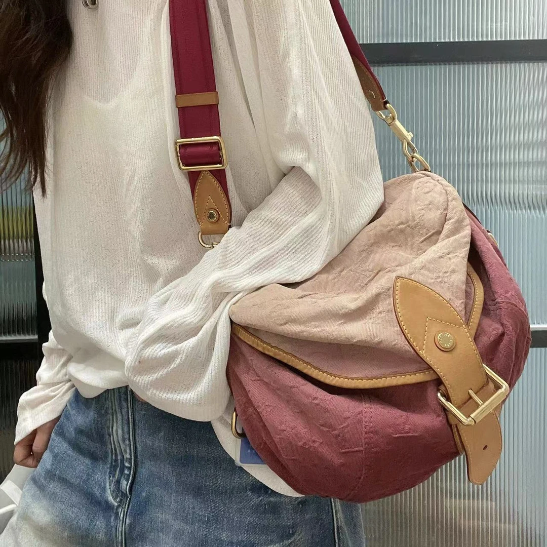 95新 LV 4DG512 渐变红帆布单肩包