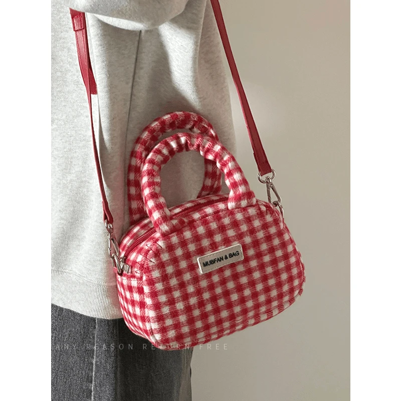 秋冬甜酷斜挎包包女2024新款百搭红色格子毛绒可爱圣诞手提单肩包