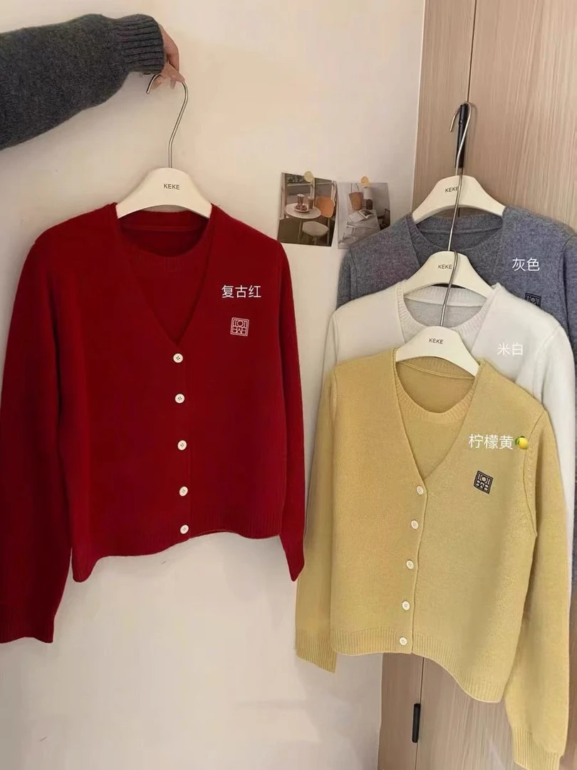 新款假两件领口黑色刺绣开衫毛衣（B）