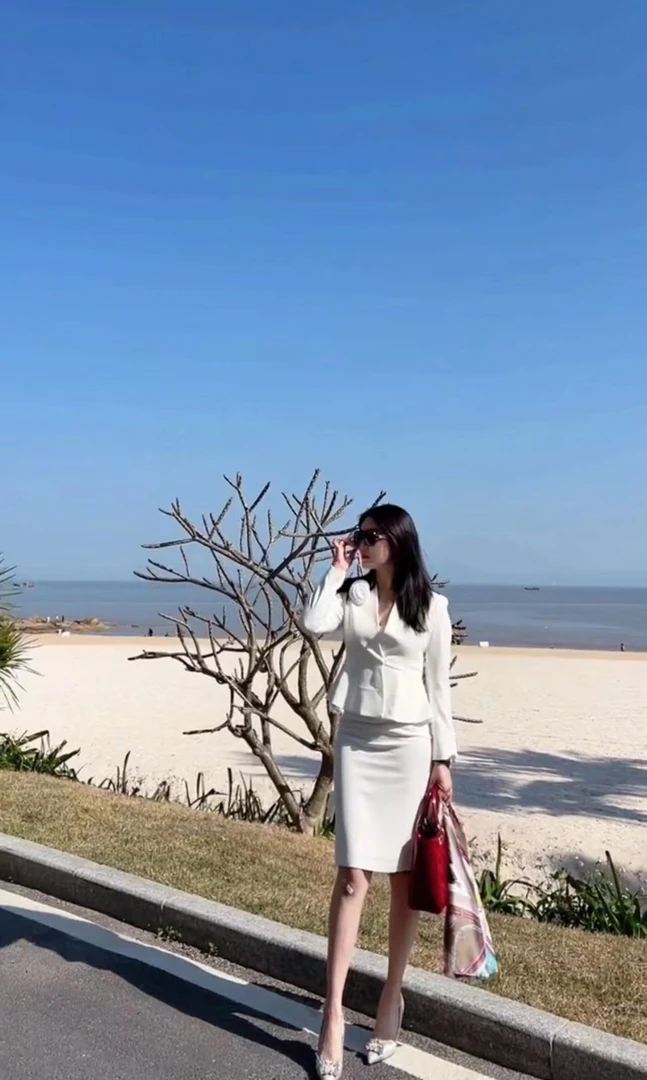 臻韩美2024春装新款时尚白色长袖包裙女神范套装2418#