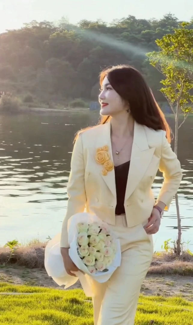 臻韩美2024高定秋款粉玫瑰长袖微喇裤套装