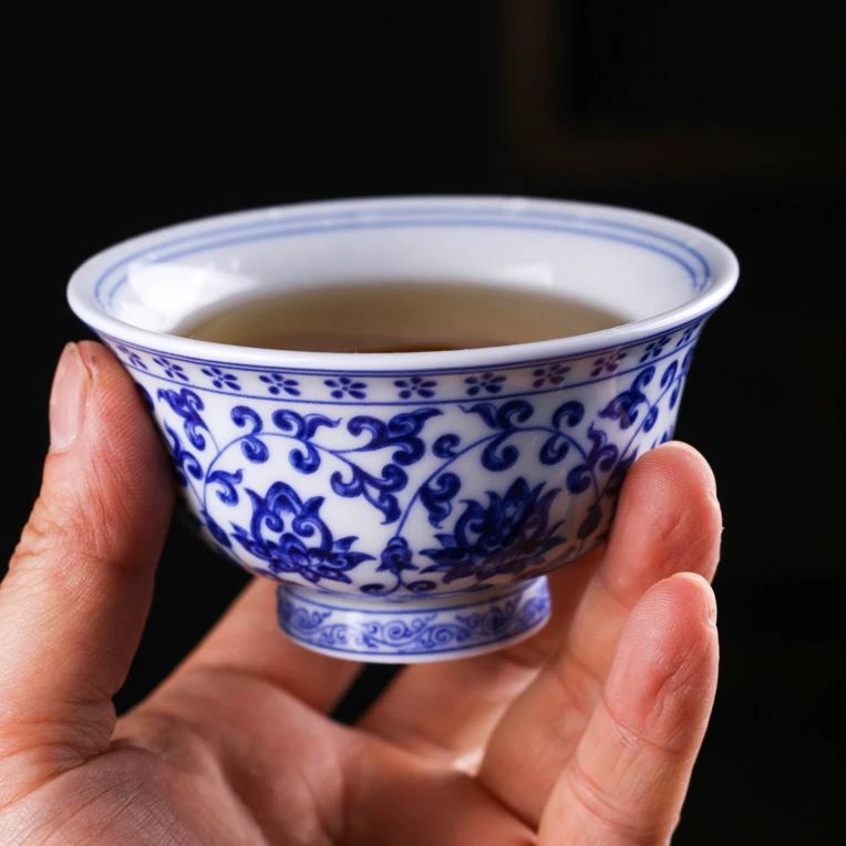 青花瓷缠枝莲压手杯手工景德镇陶瓷高温釉下品茗杯高档家用主人杯