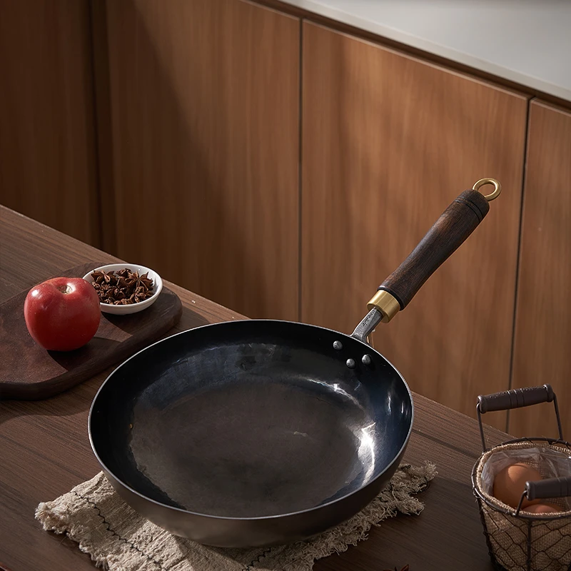 手工锻打镜面炒锅无涂层不易粘精铁制作