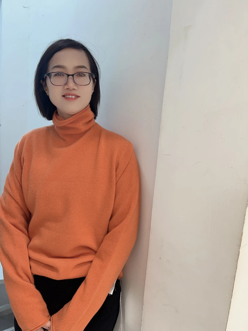 自由领纯色(五色可选)无缝一体羊绒衫