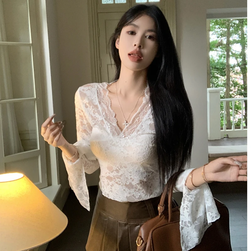 法式白色v领喇叭袖蕾丝打底衫女早秋修身纯欲风薄款短款长袖上衣