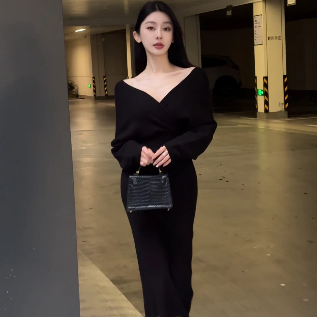 法式v领长袖连衣裙女装秋季2025新款配大衣收腰显瘦打底毛衣裙