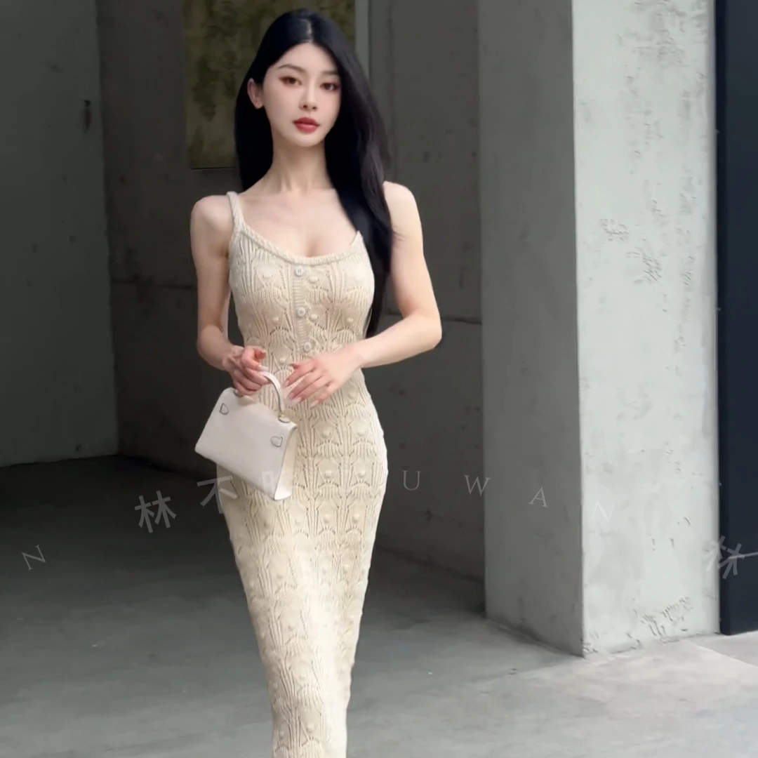 米色大U领针织连衣裙女夏高级感修身显瘦重工镂空开叉长裙