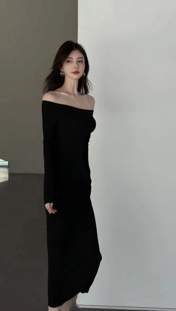 秋季2025名媛修身显瘦包臀平替黑色长袖法式高腰一字肩时尚连衣裙