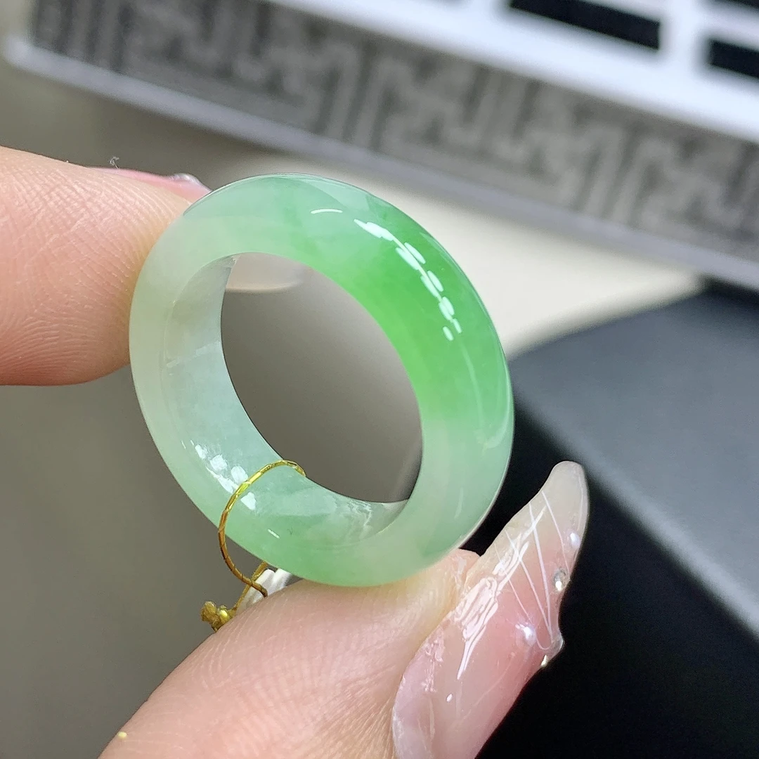 天然缅甸翡翠-15号-老坑飘阳绿缅甸翡翠玉戒圈尺寸17.3-6.2-4mm