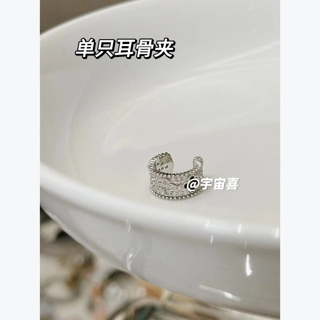 铜合金合成锆石耳饰 A1-033【珐琅黑花子耳骨夹单只】