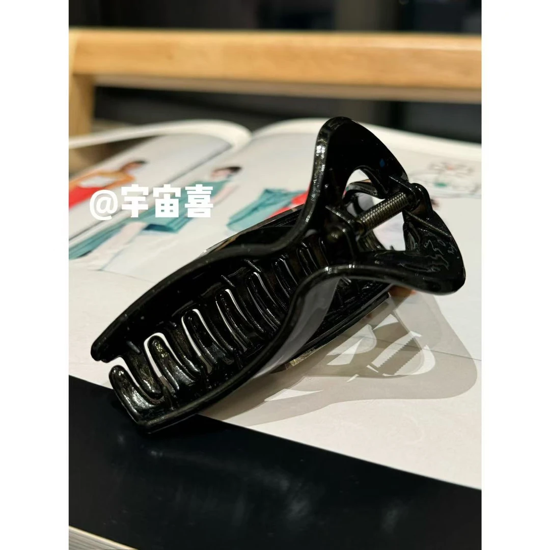 M1-032【手提包异形三角形状银黑配色小m发抓发夹】