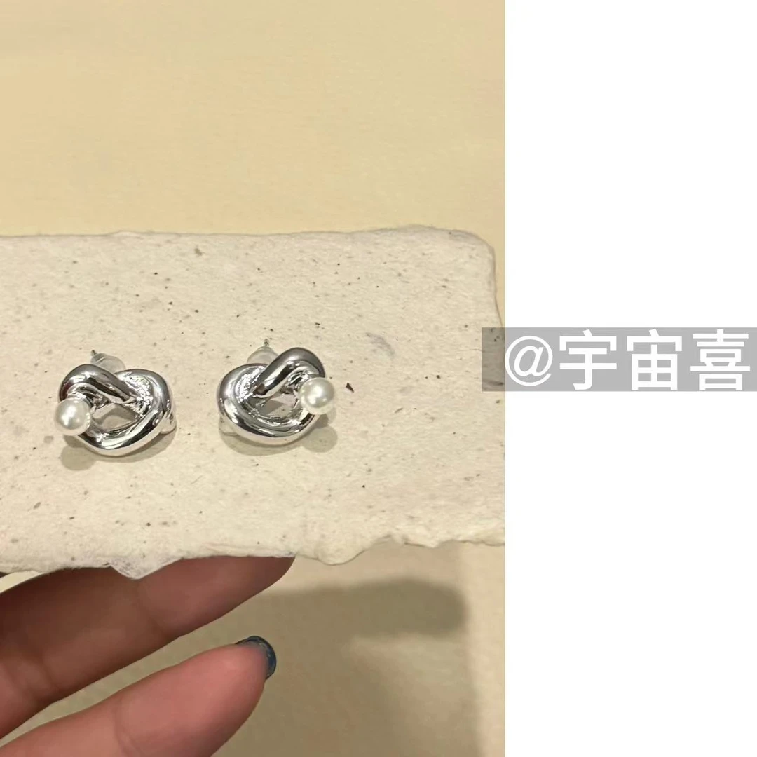 铜合金仿珍珠耳饰 E5-034【碱水包贝珠立体线条耳钉】