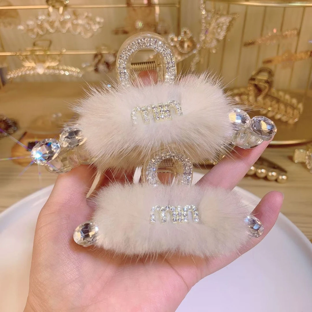 新款网红毛绒发夹水貂毛抓夹轻奢优雅水钻字母秋冬毛茸茸鲨鱼夹