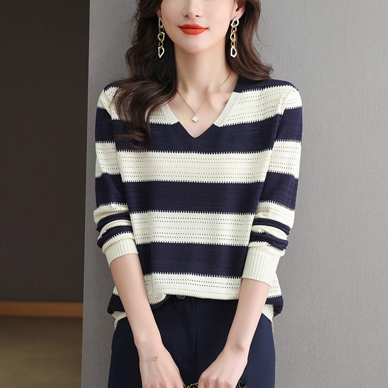 胖mm秋季大码条纹V领上衣女宽松200斤遮肉显瘦薄款镂空针织打底衫