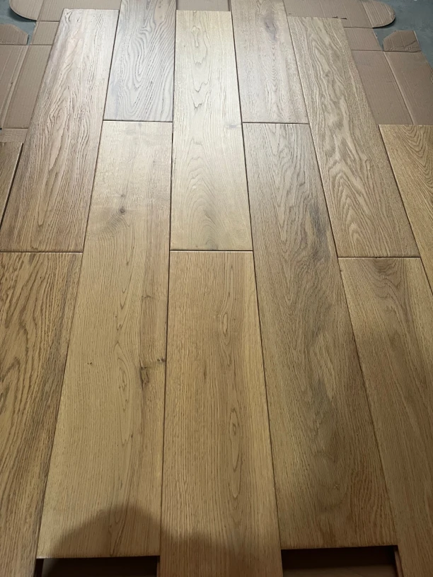 艺凡地板：纯实木地板橡木平扣的规格810/153/1.8本色带点黄