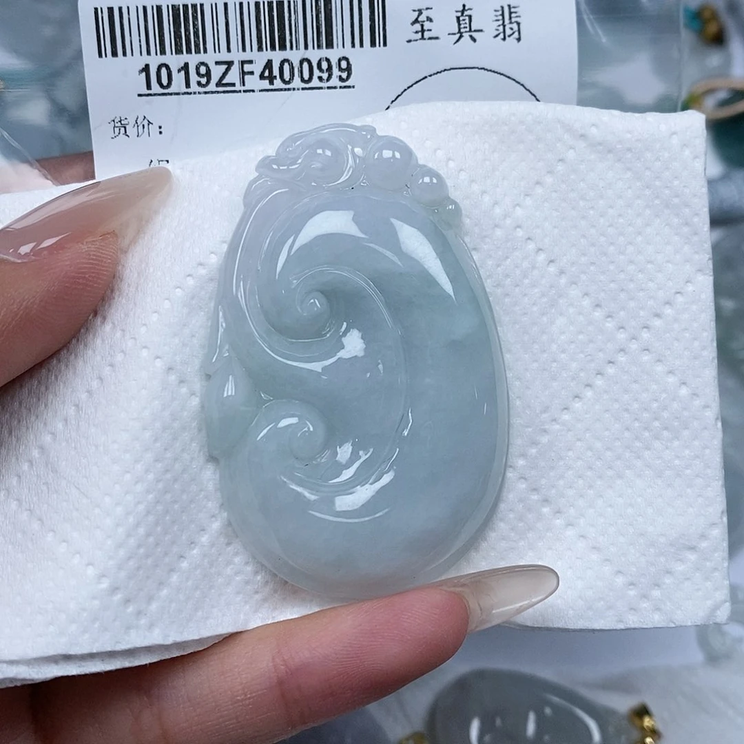 翡翠吊坠(不含链)未镶嵌酸****。